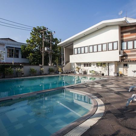 เรดดอร์ซ พรีเมียม แอท รายา งินเดน Hotel Wonocolo ภายนอก รูปภาพ