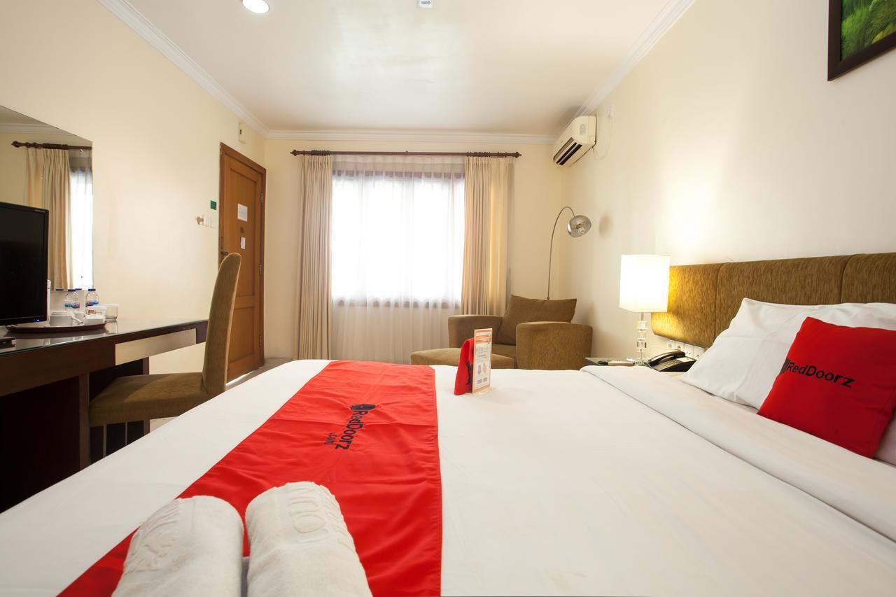 เรดดอร์ซ พรีเมียม แอท รายา งินเดน Hotel Wonocolo ภายนอก รูปภาพ
