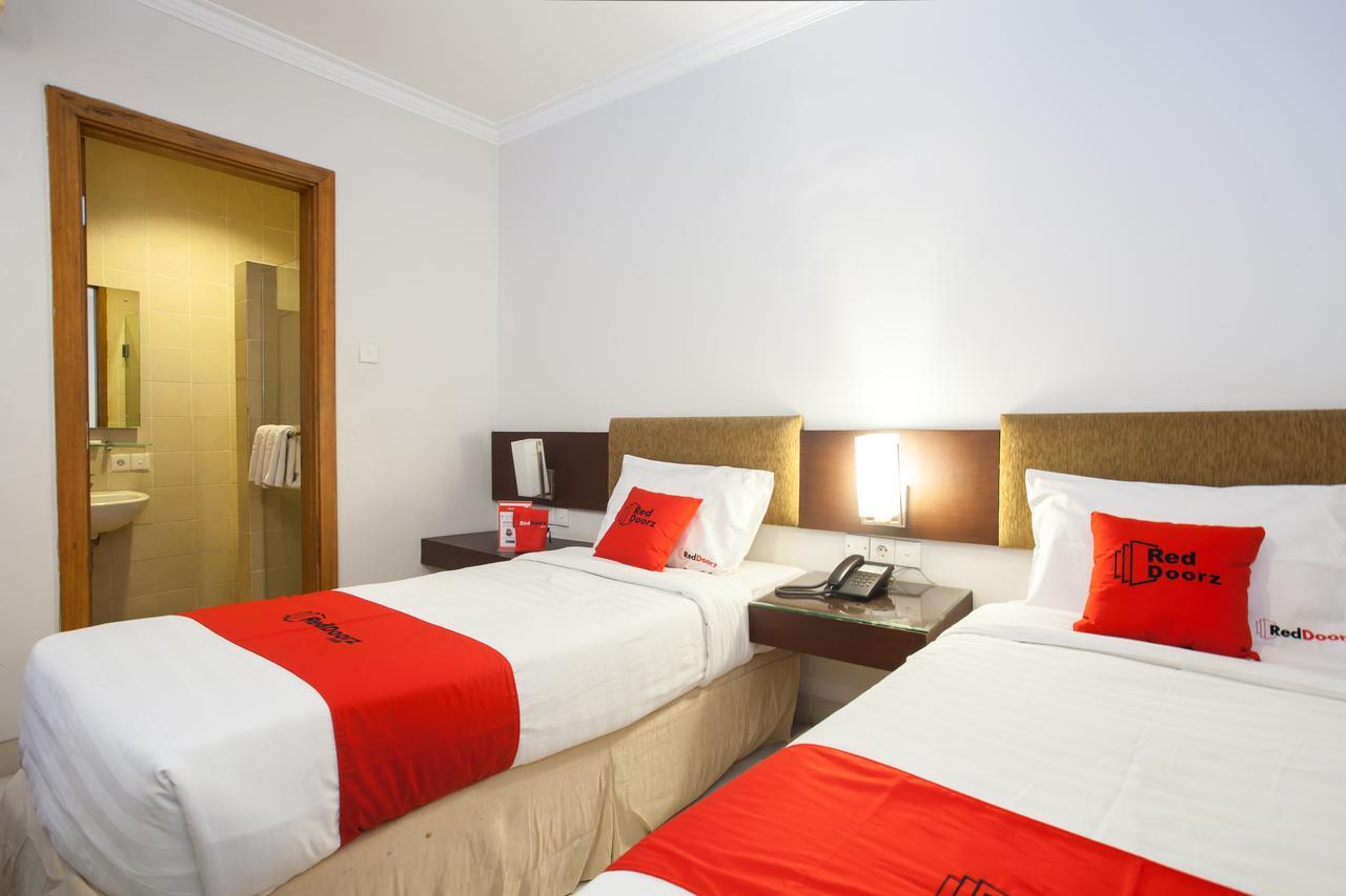 เรดดอร์ซ พรีเมียม แอท รายา งินเดน Hotel Wonocolo ภายนอก รูปภาพ
