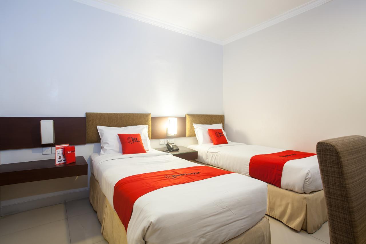 เรดดอร์ซ พรีเมียม แอท รายา งินเดน Hotel Wonocolo ภายนอก รูปภาพ