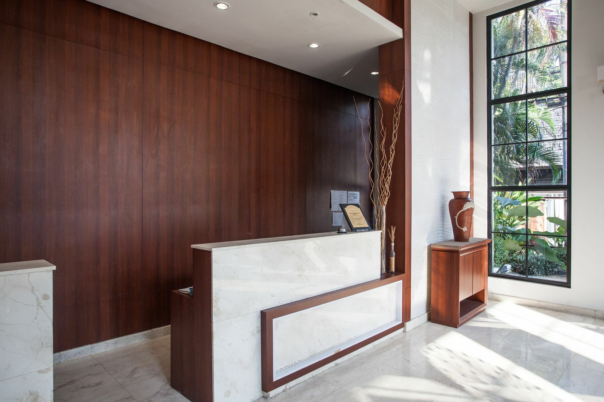 เรดดอร์ซ พรีเมียม แอท รายา งินเดน Hotel Wonocolo ภายนอก รูปภาพ